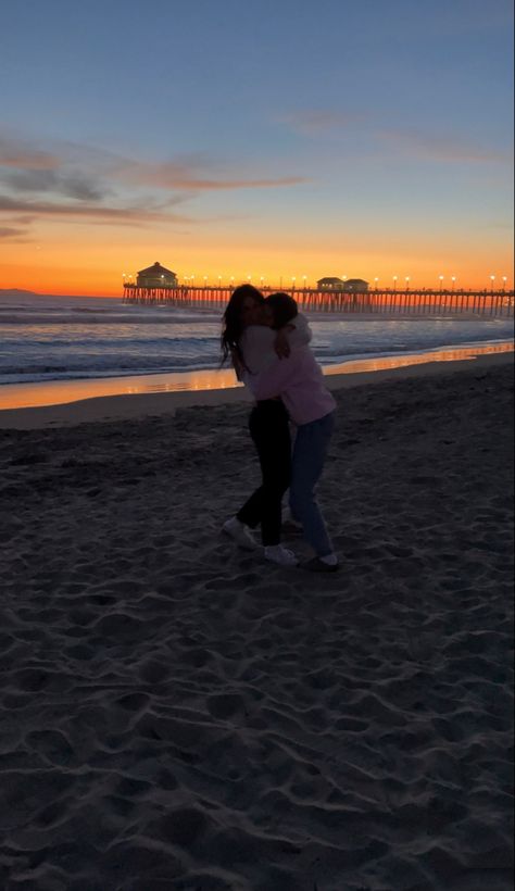 Best Friend Pictures Beach Photo Ideas, Beach Sunset Inspo Pics, Pictures With Friends At The Beach, Cute Beach Pictures With Friends Sunset, Instagram Sunset Pictures, Picture Beach Poses, Sunset Pictures On The Beach, Sunset Bestie Pics, Best Friend Pictures Hugging