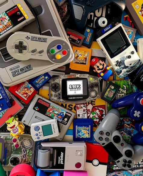 80s Game Aesthetic, 90s Gaming Aesthetic, Old Gaming Consoles, Retro Game Art Wallpaper, Video Game Astethic, Vintage Video Games Aesthetic, Old Video Games Aesthetic, 90s Objects, Gaming Collage