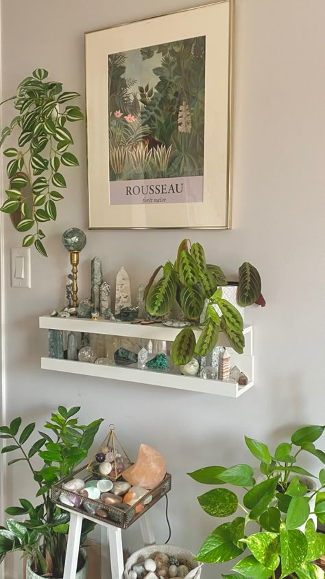 Crystals And Plants Decor, Plants With Crystals, Ceiling Decor Aesthetic, Crystals And Plants Aesthetic, Crystal And Plant Room, Crystals Aesthetic Bedroom, Crystal And Plants, Green Maximalist Bedroom, Plants Room Aesthetic