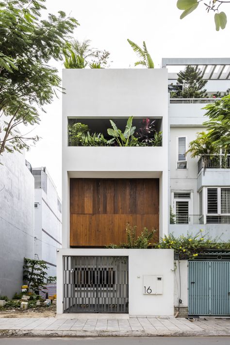 Vietnam House, Home Designs Exterior, Narrow House Designs, Apartment Exterior, Compact House, Townhouse Designs, Narrow House, Minimal House Design, House Photography