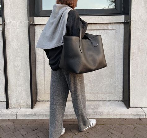 Every single one of my favorite influencers carries a black large tote bag Big Bags For Women Outfit, Big Tote Bag Outfit, Large Tote Bag Outfit, Black Tote Bag Outfit, Black Tote Outfit, Leather Tote Bag Outfit, Hobo Bag Outfit, Jeanette Madsen, Black Bag Outfit