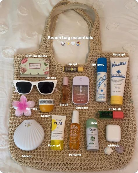 Bags For Beach Summer, Holiday Bag Packing, Holiday Bag Essentials, Summer Vacation List Packing, Beach List Packing Vacations, Vacation List Packing Beach, Essentials To Pack For A Trip, Summer Trip Essentials, Trip List Packing Summer