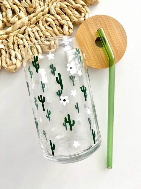 Cactus Glass Cup, Cute Glass Cups Aesthetic, Cricket Cups Designs, Cute Coffee Cups Designs, Trendy Glass Cups, Can Cup Design, Cute Cups Aesthetic, Cricket Cup Ideas, Cute Glass Cup Designs