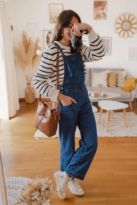 Converse blanches : comment les porter avec style ? #tenueprintemps #lookfemme #converse #converseblanches #salopette #salopettejean #sacseau #marinière #tenuefemme #look30ans #look40ans #streetstyle Salopette Outfit, How To Style Converse, Style Salopette, Dungaree Outfit, Mode Dress, Denim On Denim, Fashion Tops Blouse, Casual Day Outfits, Outfits With Converse