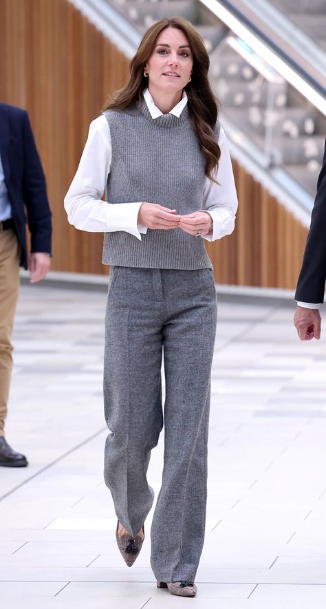 Kate Middleton Proves That Sweater Vests Can Be Cool | Vogue Moda Kate Middleton, Kate Middleton Stil, Vest Outfit Women, Outfits To Recreate, Winter Office Wear, Outfit Formal Mujer, Kate Middleton Style Outfits, Vest Outfits For Women, Preppy Mode