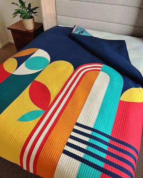 #quiltcon on Instagram | Hashtags Bright Quilts, Abstract Quilt, Japanese Quilts, Wedding Quilt, Contemporary Quilts, Modern Quilt Patterns, Bits And Pieces, Shirt Quilt, Patchwork Quilt