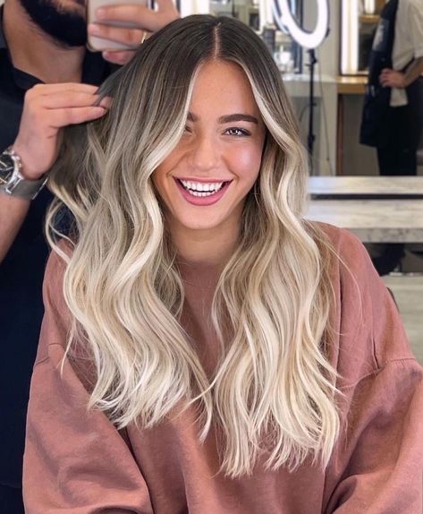 Blond Hair Ideas Dark Roots, Blonde Hair With Dark Blonde Roots, Blonde Balayage With Light Brown Roots, Dark To Light Balayage Blonde, Balayage Hair Blonde Brown Roots, Blonde Hair Inspo Dark Roots, Long Blonde Balayage Hair Dark Roots, Balayage For Dark Roots, Brown Rooted Blonde Hair Balayage