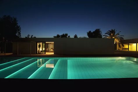 10 Money-Saving Pool Maintenance Tips & Tricks Inside Swimming Pool, Modern House Lighting, Underground Pool, Kidney Shaped Pool, Moderne Pools, Pool Umbrellas, Luxury Landscaping, Pool Water Features, Round Pool