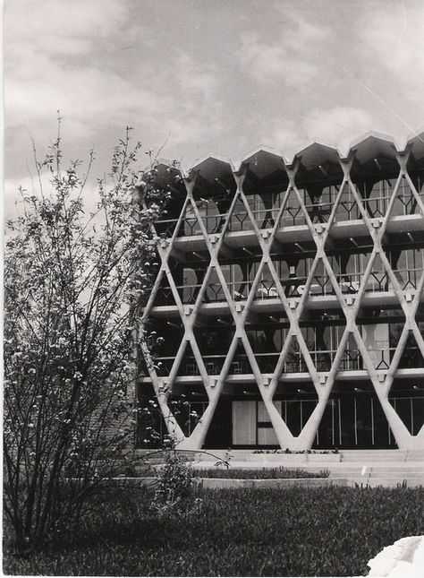 Gallery of Architecture Classics: Mendoza School of Architecture / Enrico Tedeschi - 1 Steel Architecture, School Of Architecture, Mid Century Architecture, Landscape Design Plans, Concrete Structure, Structure Architecture, Facade Architecture, School Architecture, Facade Design