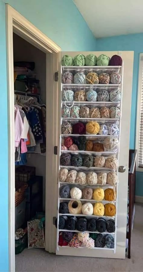 Yarn Storage Solutions, Knitting Room, Gift Wrap Organization, Crochet Organizer, Yarn Storage, Declutter Your Life, Home Organization Ideas, Old Pallets, Closet Storage