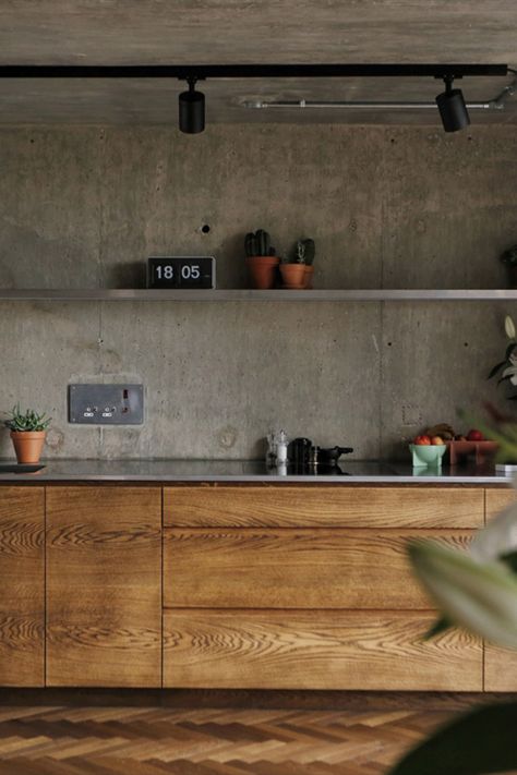 The sixth-floor modernist flat which lies in Ernö Goldfinger’s brutalist icon Trellick Tower has rough concrete panelled walls and ceilings, original steel doorframes and architrave light switches, and new oak parquet and kitchen furniture, which form its limited material palette.  #brutalist #concrete #interiors #interiorinspiration #design #architecture #property   Photography: c/o The Modern House Industrial Interior Kitchen, Trellick Tower, Concrete Interiors, Industrial Kitchen Design, Concrete Home, Concrete Kitchen, Kitchen Sets, Kitchen Layout, Interior Design Kitchen