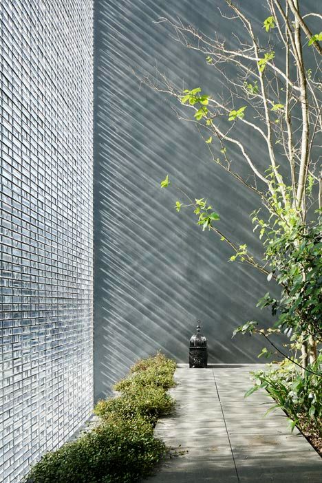 Hiroshi Nakamura, Glass Blocks Wall, Glass Brick, Brick Facade, Glass Facades, Japanese Architecture, Glass Blocks, Facade Design, Facade House