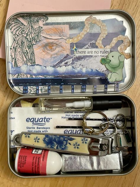 Find an empty altoids tin and join the latest trend Empty Altoid Tins Ideas, Cute Altoid Tin Ideas, Altoid Container Crafts, Decorate Altoid Tin, Tin Containers Diy, Altoids Tins Ideas, Mint Tin Crafts Cute Ideas, Altoid Trinket Tin, Mint Container Crafts