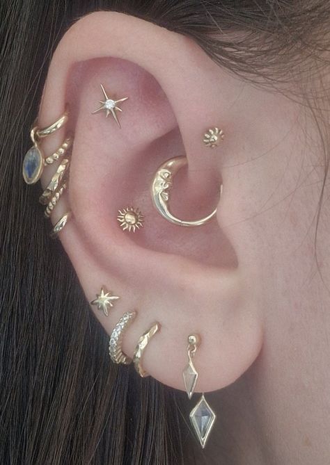 Daith Ring Piercing, Ear Piercing Ideas For Pointy Ears, Cute Ear Jewelry, Ear Jewelry Ideas Gold, Ear Piercing Curation With Gauges, Daith Curated Ear, Star Daith Piercing, Daith Hoop Piercing, Sun Daith Piercing