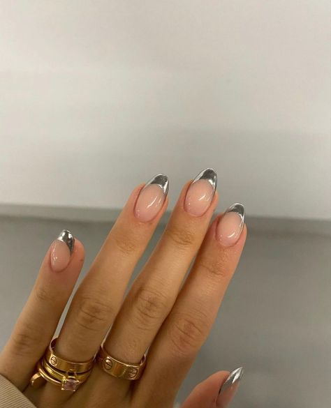 Cool Oval Nails, Silver French Almond Nails, French Nails Silver Tip, Sliver Chrome French Nails, Silver Chrome Tips Nails, Silver Chrome Gel Nails, Simple Chrome Nails Short, Almond Acrilyc Nails, Pretty Birthday Nails Almond