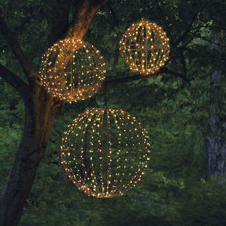 Backyard Wedding Tree Lights, Trellis Lighting Ideas, Outdoor Sphere Lights, Ball Lights Hanging, Outside Fairy Lights, Fairy Garden Wedding Ideas, Exterior Christmas Lights Ideas, Outdoor Tree Ornaments, Outdoor Tree Lights