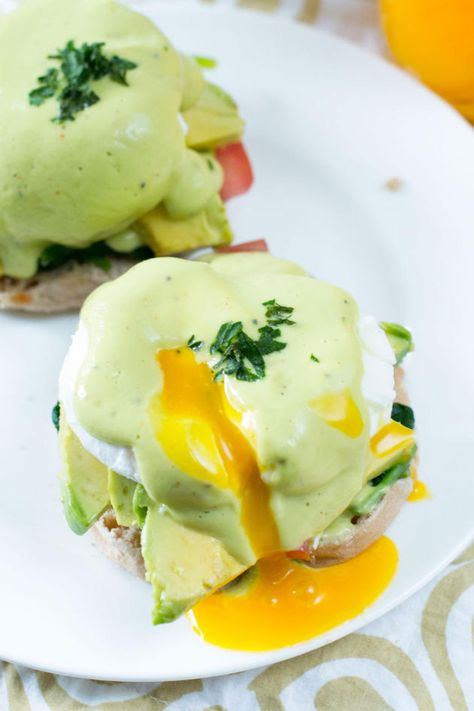 Hollandaise Recipe, Eggs Benedict Recipe, Egg Benedict, Easy Foods, Egg Dishes, Food Board, Green Eggs, Avocado Recipes, Morning Breakfast