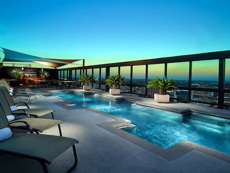 Roof Pool, Rooftop Swimming Pool, Roof Top Bar, Austin Hotels, Luxury Swimming Pools, Rooftop Design, Hotel Ideas, 5 Star Hotel, Downtown Austin