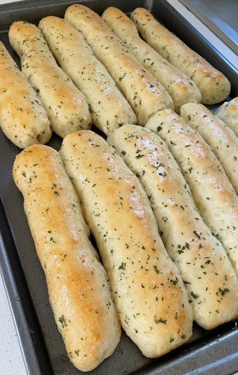 1-Hour Garlic Breadsticks (Olive Garden Copycat) Quick Breadsticks, Homemade Garlic Breadsticks, Breadsticks Olive Garden, Garlic Breadsticks Recipe, Olive Garden Breadsticks, Homemade Breadsticks, Breadsticks Recipe, Homemade Garlic Bread, Bread Sticks Recipe