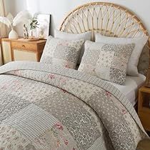 Quilt Bedding Ideas Farmhouse, Farmhouse Quilts Bedding, Patterned Bedspread, French Country Quilt, Patchwork Bedding, Twin Bed Comforter, Pottery Barn Quilts, King Quilt Bedding, Silver Bedding