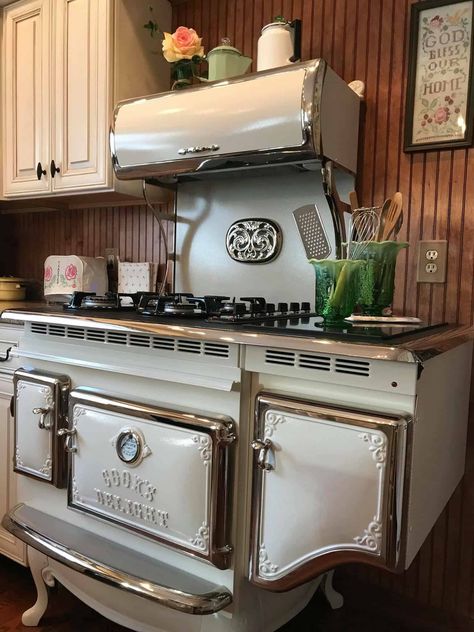 Kitchen Stove Design, Old Style Kitchen, Retro Stove, Retro Style Kitchen, Retro Kitchen Appliances, Vintage Kitchen Appliances, Old Fashioned Kitchen, Vintage Style Kitchen, Old Stove