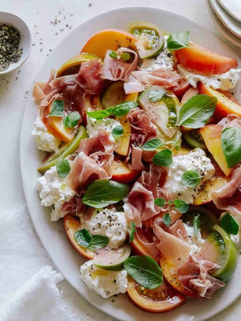 Burrata Prosciutto Tomato, Fancy Summer Dinner, Summer Plates, Prosciutto Burrata, Peach Prosciutto, Peach Burrata, Sommer Mad, Spoon Fork Bacon, Summer Dinner Recipes