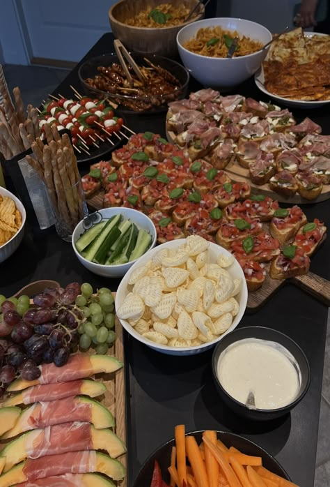 Food time - homemade, tapas, buffet, food inspo, snack inspo, girls night, dinner party Birthday Buffet Aesthetic, Birthday Appetizers Finger Foods, Tapas Birthday Party, Hot Party Food Ideas, Italian Food Birthday Party Ideas, Dinner Party Food Table, Dinner Ideas Birthday Party, Friendsmas Party Ideas Food Dinner, Boyfriend Birthday Dinner Ideas