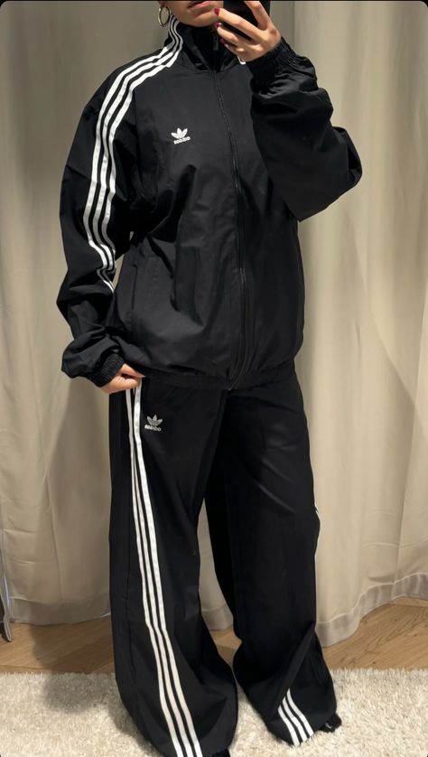 Jogging Adidas Outfit, Adidas Clothes Aesthetic, Adidas Tracksuit Aesthetic, Tracksuit Outfit Adidas, Tracksuit Styling, Tracksuit Outfit Aesthetic, 90s Tracksuit Outfit, Adidas Aesthetic Outfit, Adidas Track Pants Outfit Woman