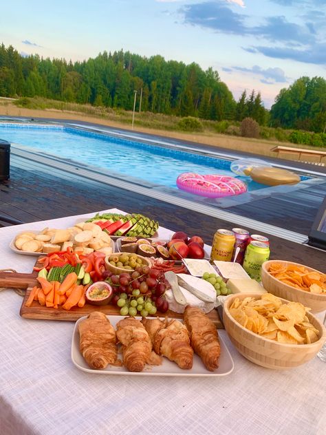 Food For Swimming Party, Pool Picnic Aesthetic, Bbq By The Pool, Hosting Aesthetic Summer, Pool Day Activities, Bachelorette Pool Party Food, Summer Food Aethstetic, Pool Picnic Ideas, The Summer I Turned Pretty Snacks