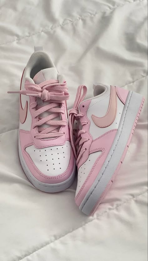 Nike Rosa, Dr Shoes, Trendy Shoes Sneakers, Preppy Shoes, Pretty Shoes Sneakers, All Nike Shoes, Baskets Nike, Cute Nike Shoes, Cute Nikes