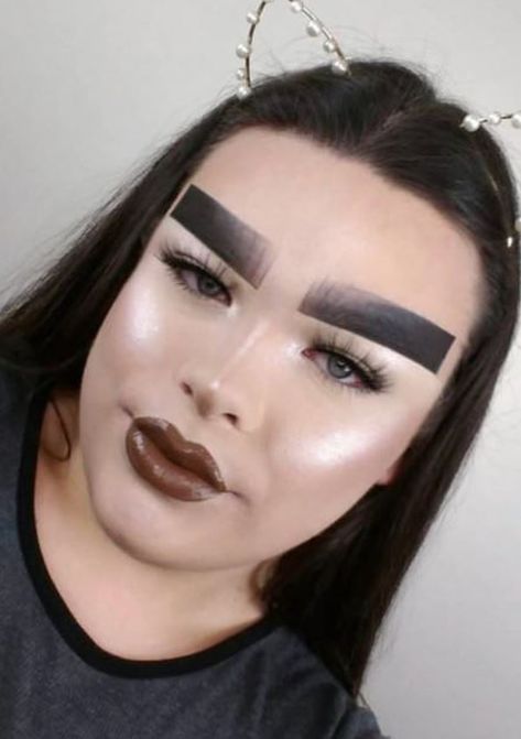 Bad Makeup Fails, Eyebrow Fails, Bad Eyebrows, Bad Makeup, Makeup Fails, Eyeshadow For Blue Eyes, Eyebrow Makeup Tips, Makeup Humor, Makeup Mistakes