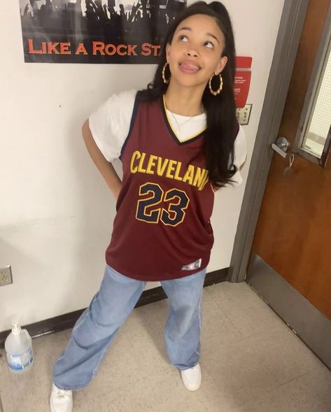 Throwback Thursday Outfits, Chica Hip Hop, Thursday Outfit, Throwback Outfits, Spirit Week Outfits, 90’s Outfits, 90s Inspired Outfits, Outfit Inspo Casual, Jersey Outfit