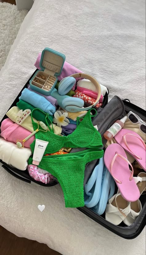 Italy Suitcase, Packing Aesthetic, Summer Packing, 사진 촬영 포즈, Travel Essentials For Women, Summer Goals, Summer Inspo, Summer Feeling, Summer Dream