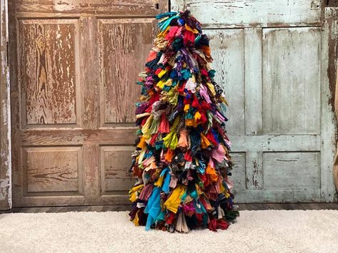 Diy Rag Tree, Rag Rug Crafts, Rag Rug Tree, Rag Rug Christmas Tree, Diy Garland Tree, Rag Art, Rag Rug Garland, Rag Garland Christmas Tree, Rag Christmas Tree