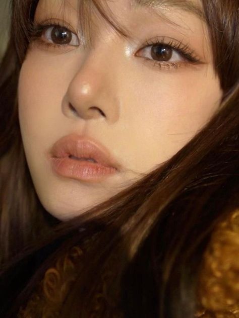 Peachy Brown Makeup, Fox Eye Makeup Asian, Brown Toned Makeup, Makeup Looks Korean Natural, Autumn Deep Makeup, Brown Soft Glam Makeup, Deep Autumn Korean Makeup, Autumn Tone Makeup, Salty Makeup Style