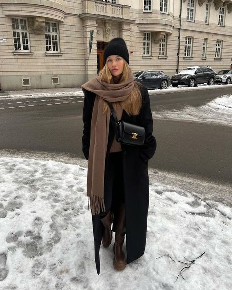 Outfit Ideas With Hats Winter, Black Coat Scarf, Wonter Hat, Coatigan Outfit Winter, Coat With Scarf Outfit, Toque Outfit, Black Winter Coat Outfit, Wool Scarf Outfit, Wool Hat Outfit