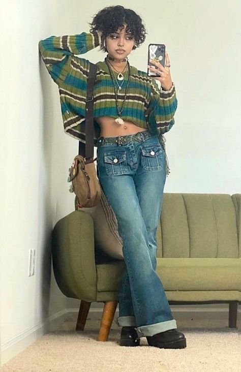 Shoes Flare Jeans, Flare Jeans Outfit Ideas, 40s Mode, Flare Jeans Outfit, Estilo Hippy, Mode Hippie, Jeans Outfit Ideas, Selfie Mirror, Earthy Outfits