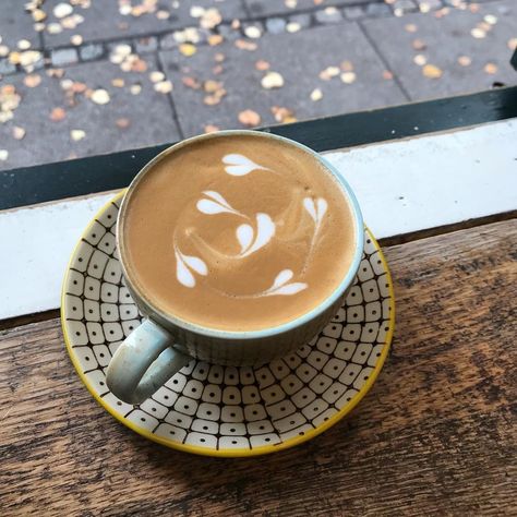 Coffee In Cafe Aesthetic, Coffee Asethics, Coffee To Go Aesthetic, Cup Of Coffee Aesthetic, Coffee Art Aesthetic, Fall Coffee Aesthetic, Autumn Drink, Café Aesthetic, Latte Aesthetic