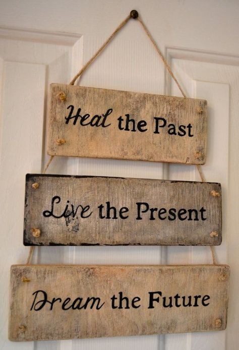 Rope Diy, Wooden Boards, Fa Fal, Diy Wood Signs, Diy Holz, Massage Room, Pallet Signs, Pallet Art, Diy Signs