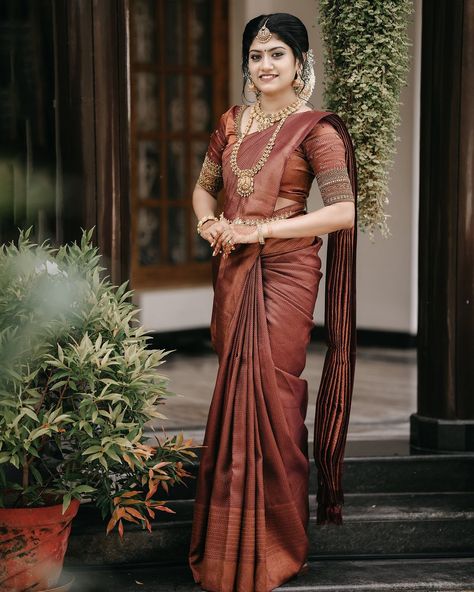 Wedding Sarees South Indian Actress, Traditional Sarees Indian Wedding, Malayali Wedding Saree, Bridal Saree Poses, Kerala Bride Poses, Bridal Saree Ideas South Indian, Simple Wedding Saree Look, Bride Posing Ideas, Marriage Look Indian