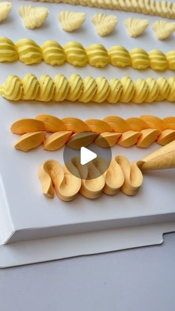 刘颖颖 on Instagram: "Share how to make piping tips at home, suitable for beginners who haven‘t bought.  #birthdaycake #dessert#cake#customcake #cakedecorating#cakedesign#style#bread#creativecake#foodexploration#pearlcake#freshandsimple#party#heartcake#fancycake#prettycakes#cakesofinstagram#eggfreecake#foodie#cakestagram#redvelvetcake#buttercreamcake #cookies #weddingcake #bread #wedding" Homemade Cakes Decorating, Pipping Cake Design Easy, Cake Borders Piping Techniques, How To Decorate Cakes For Beginners, Piping Tips And Their Designs, Piping Cake Designs, How To Decorate A Cake For Beginners, Easy Cake Decorating For Beginners, How To Decorate A Cake