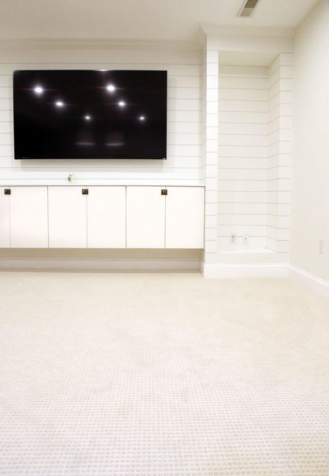 Tips For Choosing Wall-to-Wall Carpet in a Modern Setting Basement Carpet, Modern Basement, Carpet Trends, Low Pile Carpet, White Carpet, Carpet Styles, Home Carpet, Types Of Carpet, Wall Carpet