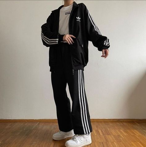 Andegraund Style, Looks Adidas, Tracksuit Outfit, Mode Chanel, Casual Day Outfits, Tomboy Style Outfits, Quick Outfits, Korean Girl Fashion, Adidas Outfit