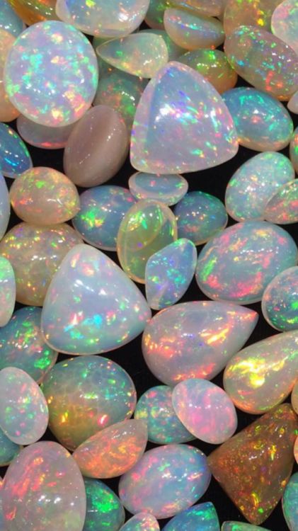 Piedras de colores Irredescent Aesthetic, Holographic Art, Holographic Wallpapers, Crystal Aesthetic, Pretty Rocks, Minerals And Gemstones, Rocks And Gems, World Of Color, Gems And Minerals