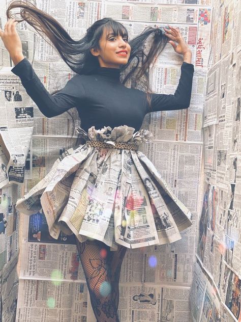 Newspaper Outfit Paper Dresses, Newspaper Dress Photoshoot, News Paper Outfit, Culture Photoshoot Ideas, Fashion Show Ideas Theme, Newspaper Costume, Newspaper Dress Fashion, Newspaper Photoshoot Ideas, Newspaper Dress Diy