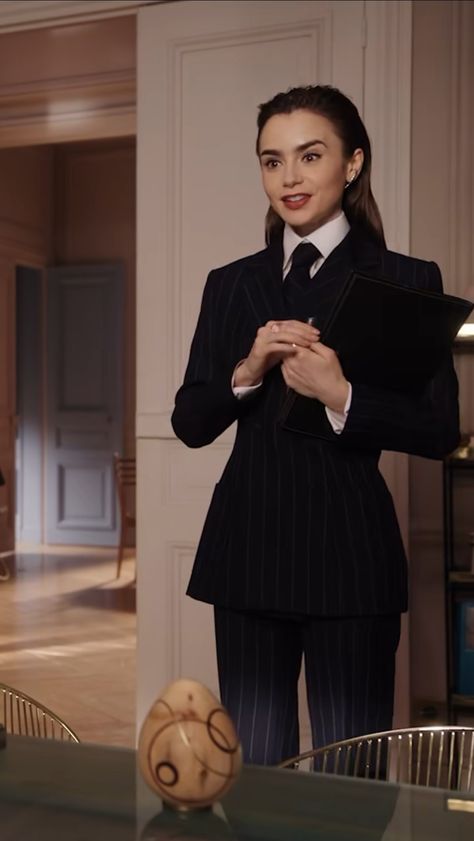 Very Smart, Lily Collins in Suit and Tie. Mens Tie Women Outfit, Women With Ties Outfits Classy, Womens Suit With Tie, White Shirt And Tie Outfit Women, Women Ties Outfit Ideas, Female Politicians Outfit, Black Tie Suit Women, Tie Suit Women, Tie Aesthetic Woman