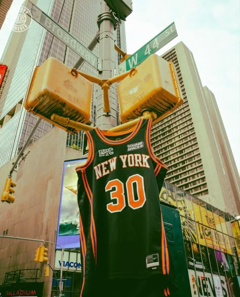 New York Sports Aesthetic, Basketball Jersey Photoshoot Ideas, New York Hip Hop Aesthetic, Knicks Aesthetic, Nba Street Vol 2, Knicks Wallpaper, Vintage Basketball Aesthetic, Nba Aesthetic, New York Square