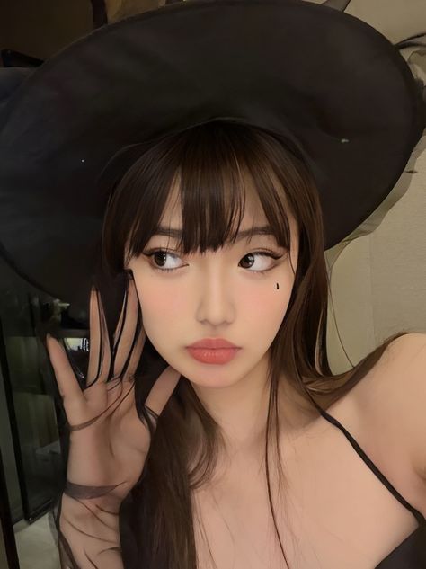 Ulzzang Halloween Costume, Halloween Black Hair Costume, Fotos Halloween Aesthetic, Asian Girl Halloween Costume, Asian Halloween Ideas Costumes, Halloween Costume Asian, Ulzzang Halloween, Korean Halloween Costumes, Halloween Costumes Korean