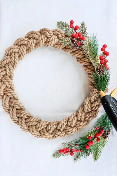 decorating rope wreath Rope Garland Christmas, Square Metal Wreath, Rope Wreath Ideas, Rope Wreath Diy, Rope Wreaths, Wooden Clothespin Crafts, Rope Wreath, Rope Weaving, Square Wreath