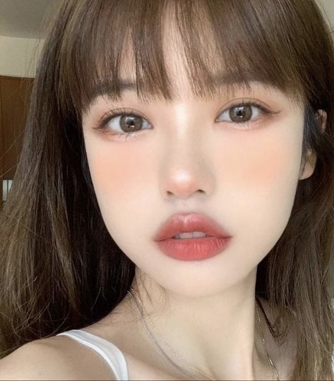 Sweet Makeup Look Korean, Beige Eye Makeup, Makeup Inspo Natural Korean, School Makeup Korean, Korean School Makeup, Peach Makeup Look Natural, Light Makeup Natural Simple Korean, Cinnamon Makeup, Beige Douyin Makeup